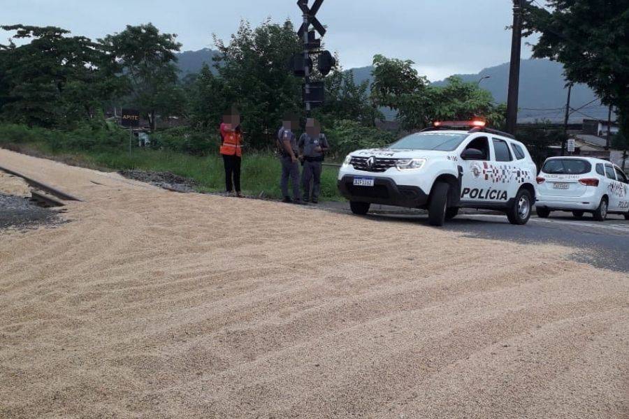 Roubo de carga de soja em Cubatão gera congestionamento em avenidas