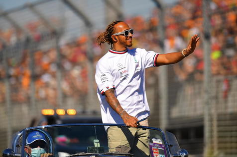 epa09881633 Lewis Hamilton of Mercedes gestures during the drivers parade at the Formula One Australian Grand Prix 2022 at the Albert Park Grand Prix Circuit in Melbourne, Australia, 10 April 2022.  EPA/JAMES ROSS AUSTRALIA AND NEW ZEALAND OUT