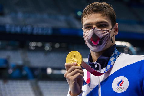 epa09378462 Evgeny Rylov of Russia poses with his Gold medal after winning in the men's 200m Backstroke Final during the Swimming events of the Tokyo 2020 Olympic Games at the Tokyo Aquatics Centre in Tokyo, Japan, 30 July 2021.  EPA/Patrick B. Kraemer
