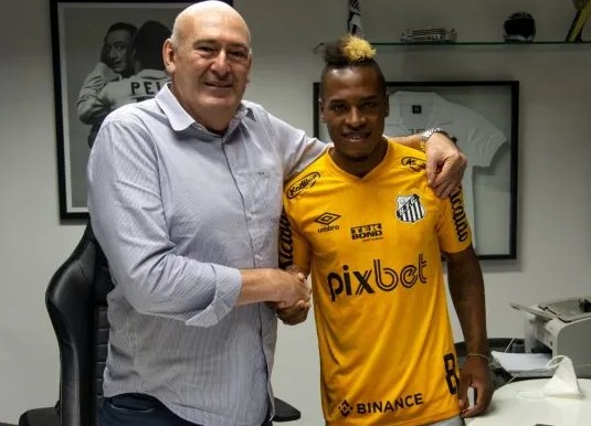 Santos oficializa rescisão com atacante Angulo, que vai para o