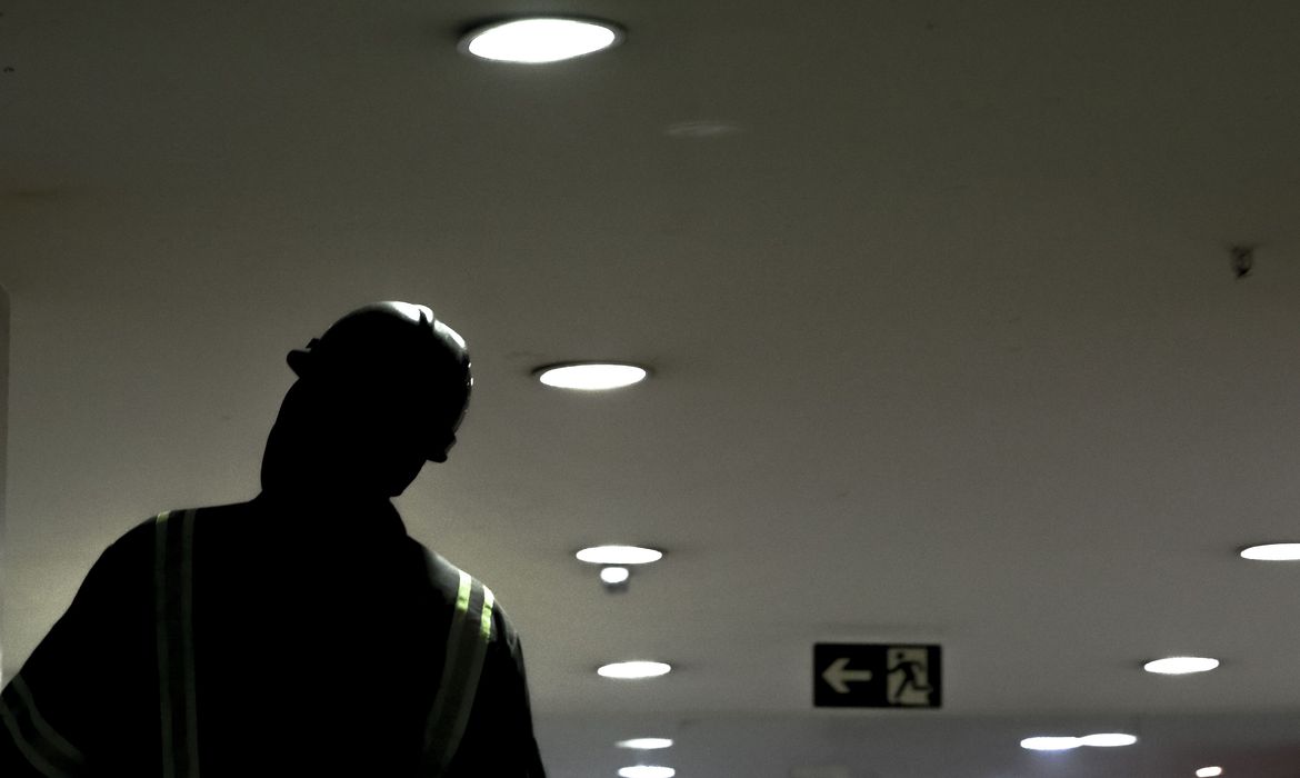 Brasília - O consumo de energia elétrica no país fechou os primeiros três meses do ano com queda acumulada de 4,2% em relação ao mesmo período do ano passado (Marcelo Camargo/Agência Brasil)