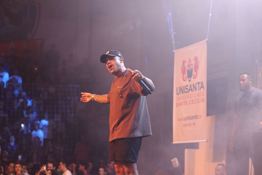 Show de MC Davi agita a noite de abertura dos Jogos da Unisanta