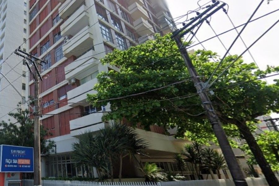 Professora sofre tontura e cai da sacada do 5º andar de edifício na orla da praia