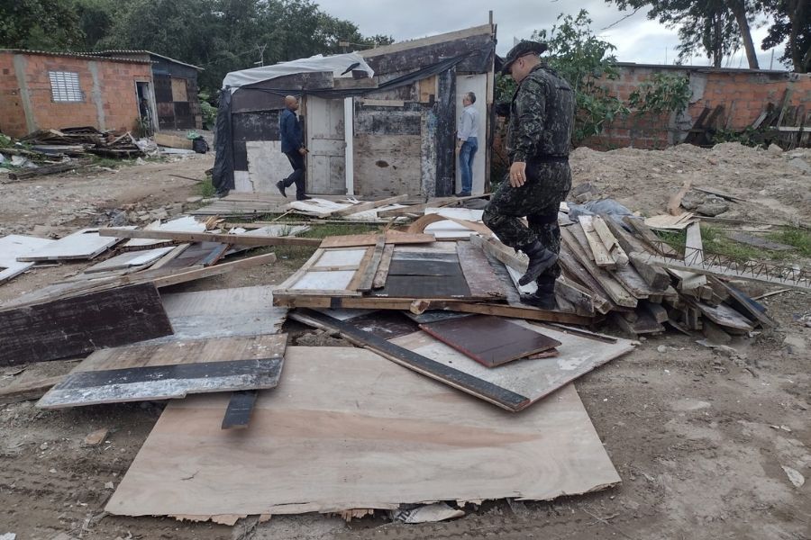 Operação policial combate invasões e construções irregulares em Santos