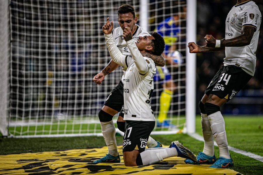 BUENOS AIRES, ARGENTINA, 17.05.2022 - BOCA JUNIORS-CORINTHIANS - Du Queiroz do Corinthians durante partida contra o Boca Juniors válido pela fase de grupos da Copa Libertadores de América no estádio La Bombonera em Buenos Aires na Argentina nesta terça-feira, 17. (Foto: Danilo Fernandes/Brazil Photo Press/Folhapress)