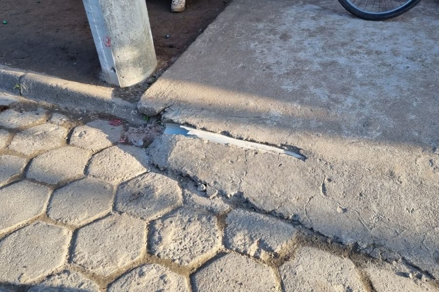 Polícia apreende mais de 200 porções de drogas escondidas em esgoto