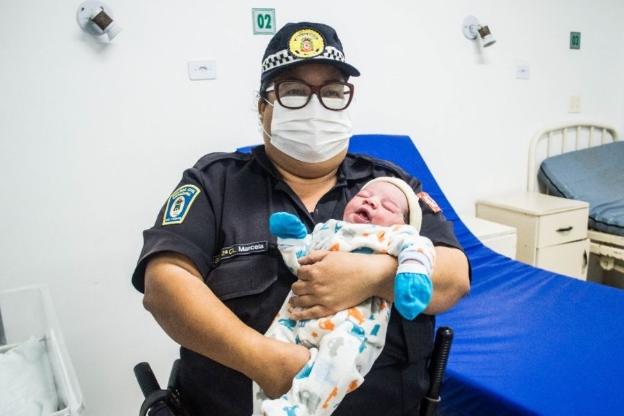 Guardas municipais realizam parto de bebê dentro de carro em São Vicente