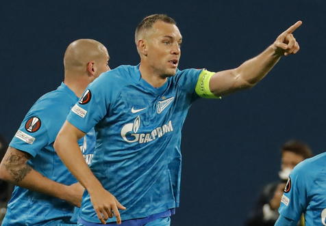 epa09767361 Artem Dzyuba of Zenit St. Petersburg gestures during the UEFA Europa League play-off, 1st leg soccer match between FC Zenit St. Petersburg and Real Betis Balompie at the Saint-Petersburg stadium in St. Petersburg, Russia, 17 February 2022.  EPA/ANATOLY MALTSEV