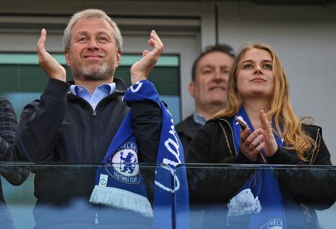 epa05979812 Chelsea owner Roman Abramovich (L) and his daughter Sofia (R) celebrate winniner the Premier League title after the English Premier League soccer match between Chlesea FC and Sunderland at Stamford Bridge in London, Britain, 21 May 2017.  EPA/FACUNDO ARRIZABALAGA EDITORIAL USE ONLY. No use with unauthorized audio, video, data, fixture lists, club/league logos or 'live' service. Online in-match use limited to 75 images, no video emulation. No use in betting, games or single club/league/player publications    EDITORI  EDITORIAL USE ONLY  EDITORIAL USE ONLY