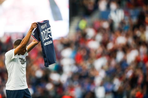 epaselect epa09964047 Paris Saint Germain's Kylian Mbappe holds a special jersey to announce the signing of new contract with PSG until 30 June 2025, before the French Ligue 1 soccer match Paris Saint Germain vs FC Metz at the Parc des Princes stadium in Paris, France, 21 May 2022.  EPA/Mohammed Badra