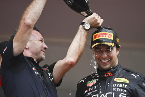 epa09984773 Mexican Formula One driver Sergio Perez (R) of Red Bull Racing celebrates with team chief Christian Horner (L) on the podium after winning the Formula One Grand Prix of Monaco at the Circuit de Monaco in Monte Carlo, Monaco, 29 May 2022.  EPA/CHRISTIAN BRUNA