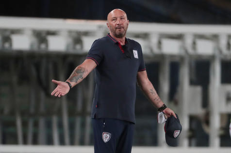 Cagliari's head coach  Walter Zenga gesturein action during the Italian Serie A soccer match Hellas Verona  vs Cagliari Calcio at Marcantonio Benteodi stadium in Verona, Italy, 20 June 2020. 
ANSA/EMANUELE PENNACCHIO