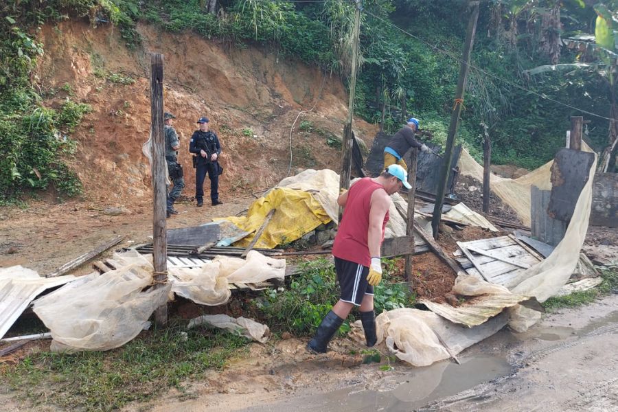 Construções irregulares são demolidas em área de preservação de Guarujá