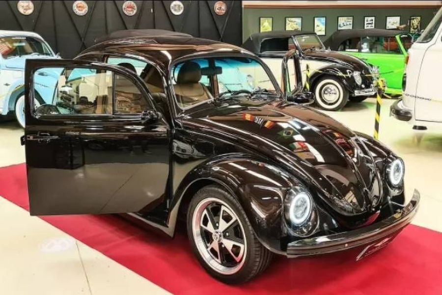Seu Jorge customiza Fusca que ganha a cor de sua pele