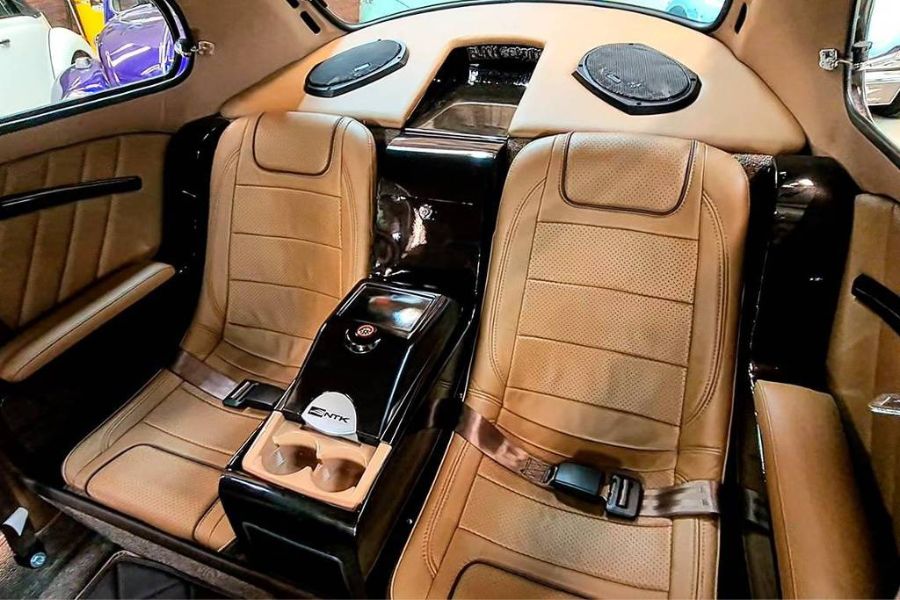 Seu Jorge customiza Fusca que ganha a cor de sua pele