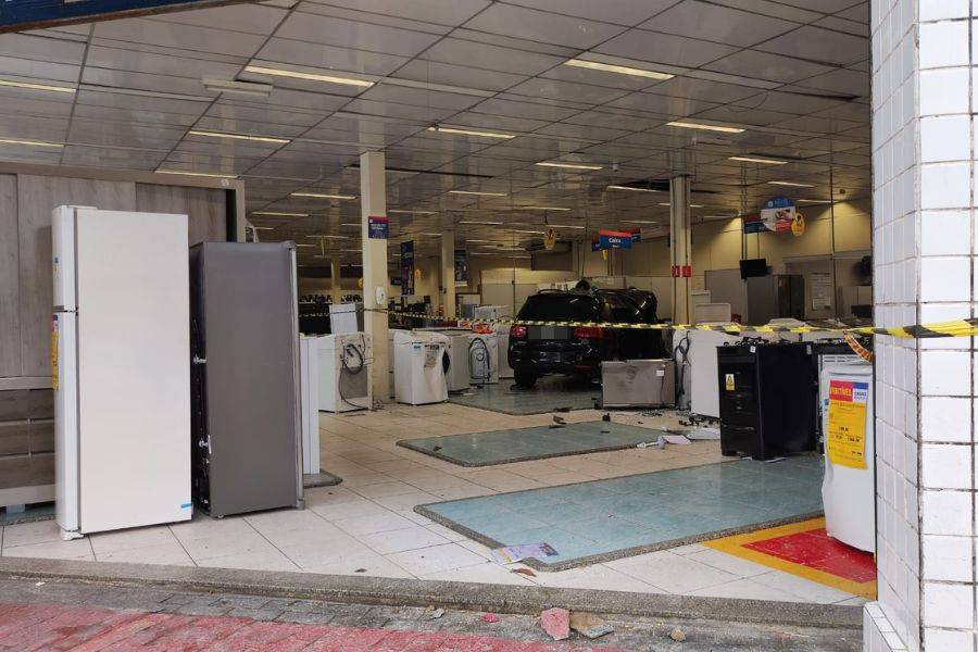 Carro invade casas bahia em Guarujá