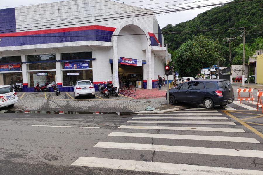 Carro invade casas bahia em Guarujá