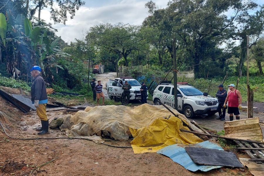 Construções irregulares são demolidas em área de preservação de Guarujá