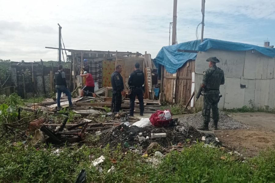 Construções irregulares são demolidas em área de preservação de Guarujá