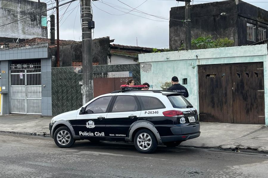 Criminosos invadem casa e sequestram GCM em São Vicente