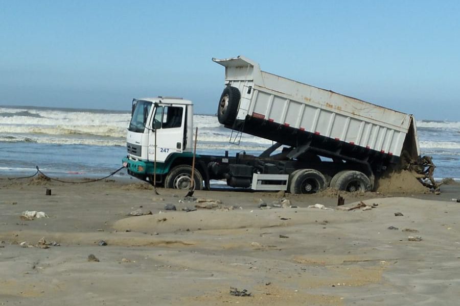 Caminhão é engolido por 'areia movediça' em praia do litoral de SP, Santos  e Região