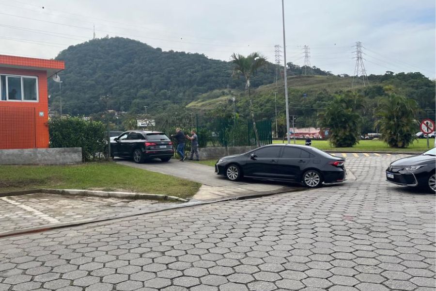 Válter Suman chega à prefeitura de Guarujá para reassumir cargo nesta segunda-feira