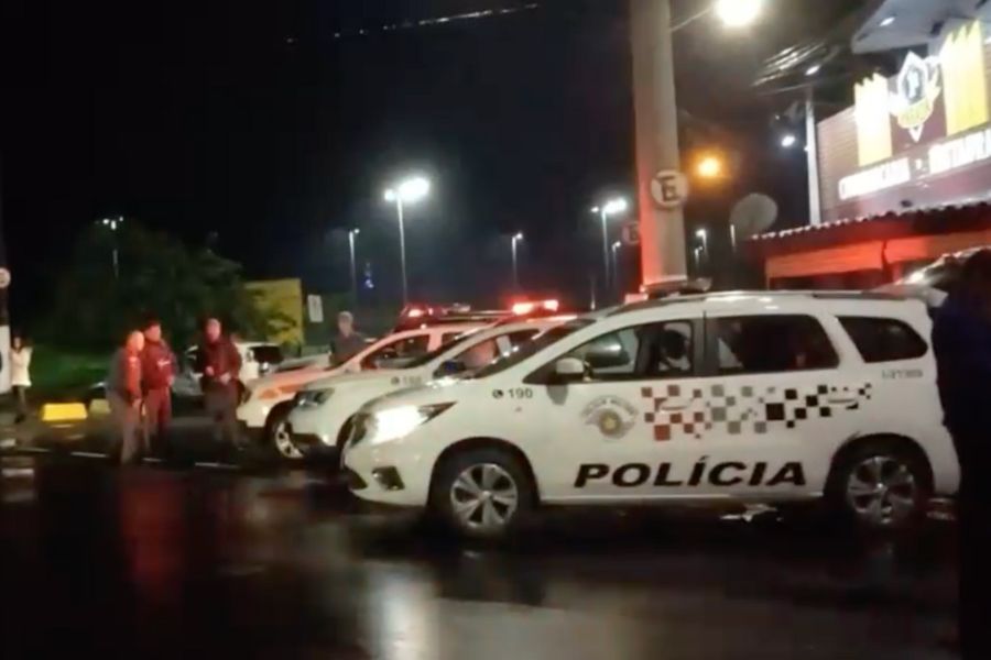 Motorista bêbado colide com motociclista e capota veículo em Bertioga