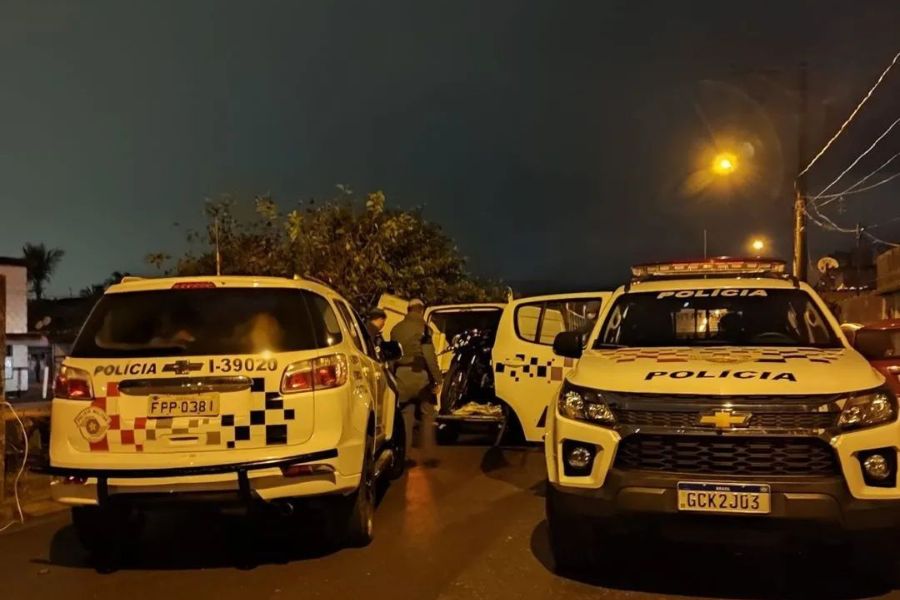 Trio é preso após esconder moto roubada em compartimento de carga de veículo