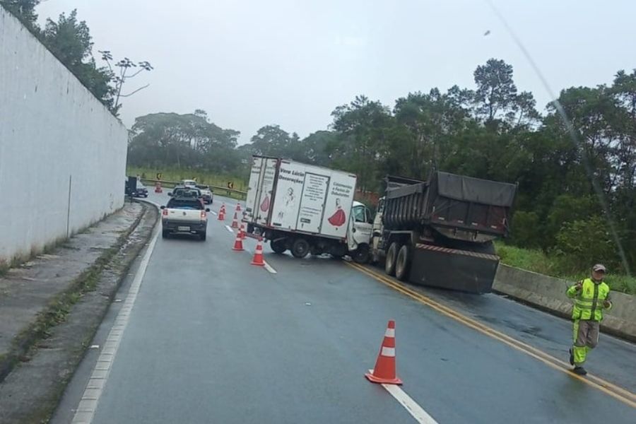 Caminhões colidem na Mogi-Bertioga e motorista fica presa nas ferragens