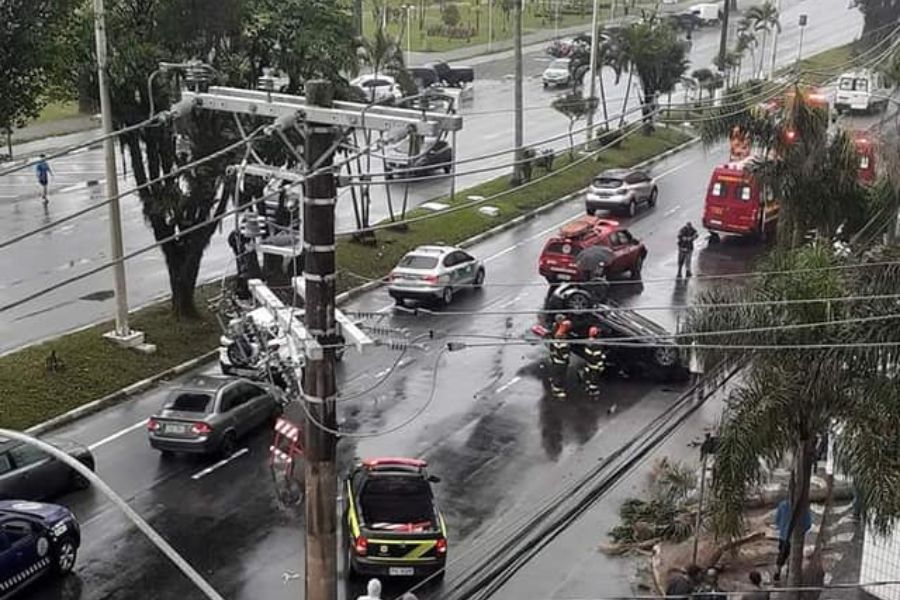 carro capota em São Vicente
