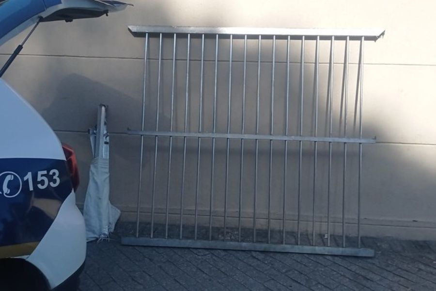 Foragido da Justiça é preso furtando portão de alumínio em Guarujá