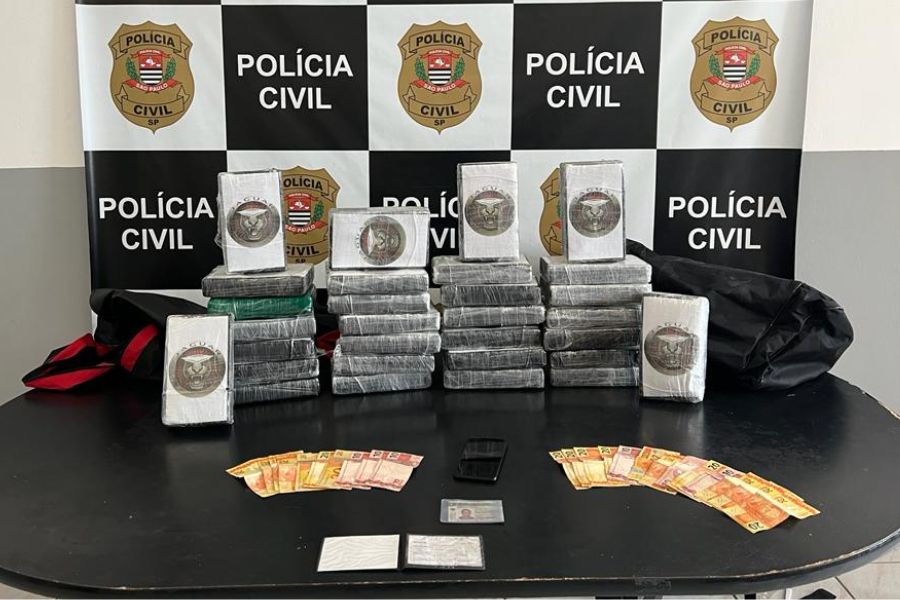 Polícia apreende 30 tijolos de cocaína em carro levado por guincho em Santos