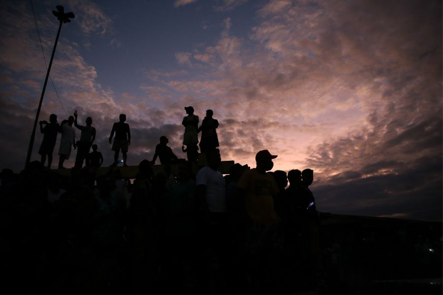 ***ARQUIVO*** ATALAIA DO NORTE, AM, BRASIL, 15-06-2022 - Populares aguardam nas imediações do porto de Atalaia do Norte (AM) a chegada dos corpos encontrados na margem do rio Itaquai, local onde o jornalista britânico Dom Phillips e do indigenista brasileiro Bruno Pereira foram vistos pela última vez. (Foto: Pedro Ladeira/Folhapress)