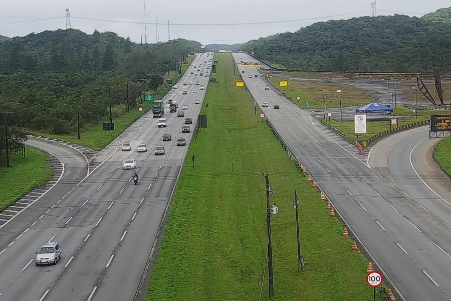 Carro pega fogo e incêndio gera congestionamento na Rodovia dos Imigrantes