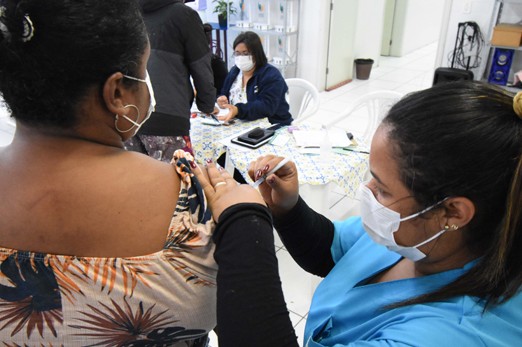 Cidade libera 4ª dose da vacina contra a covid-19 para pessoas acima de 25 anos