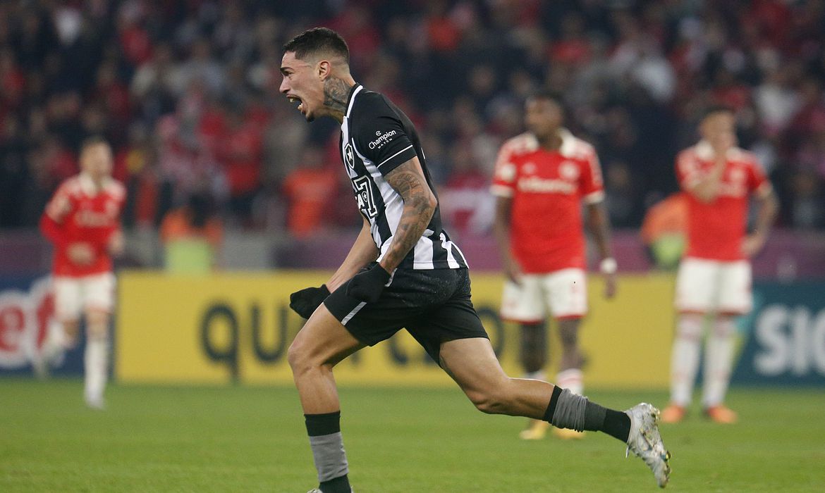 Hugo. Internacional x Botafogo pelo Campeonato Brasileiro no Estadio Beira Rio. 19 de Junho de 2022, Porto Alegre, RS, Brasil. Foto: Vitor Silva/Botafogo. 
Imagem protegida pela Lei do Direito Autoral Nº 9.610, DE 19 DE FEVEREIRO DE 1998. Sendo proibido qualquer uso comercial, remunerado e manipulacao/alteracao da obra.