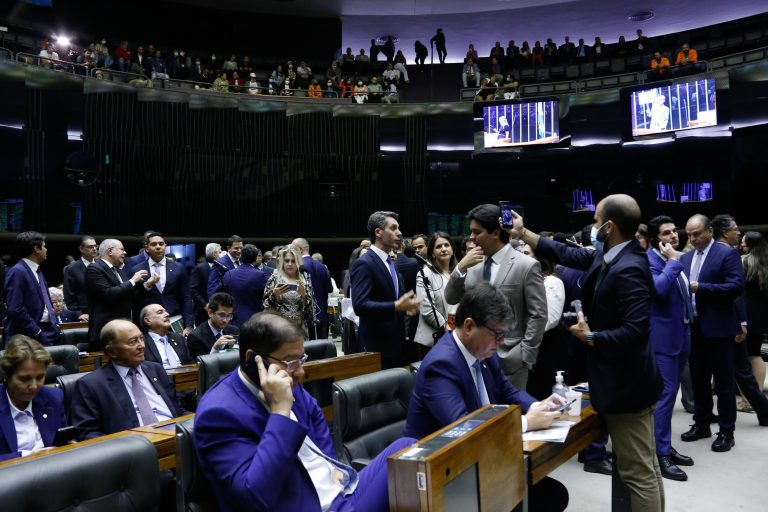 Sessão do Plenário da Câmara dos Deputados aprova novo piso salarial para enfermeiros.