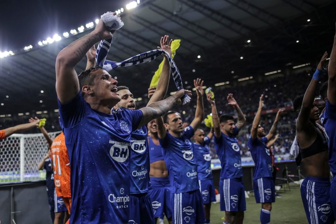 Cruzeiro vence e é líder