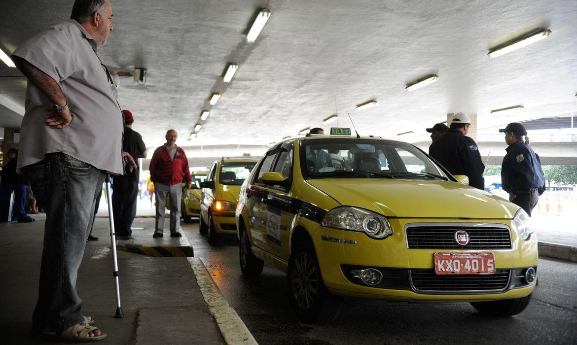 Auxílio para taxistas e caminhoneiros começa a ser pago em agosto
