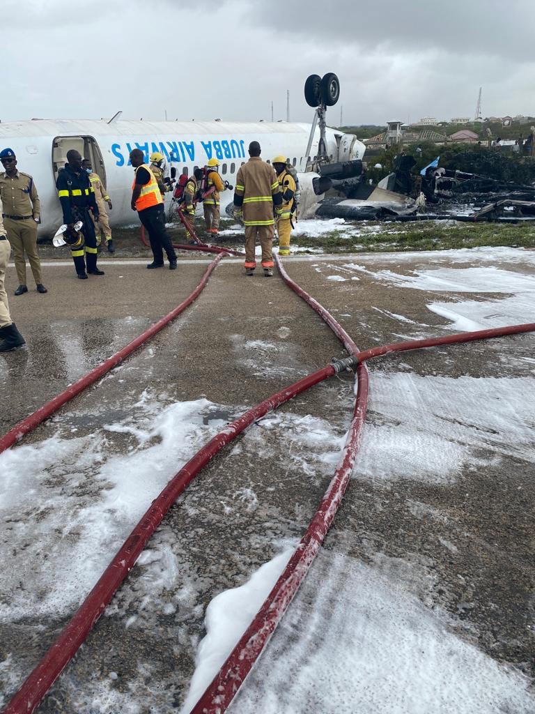 avião aterrissa de cabeça para baixo na Somália