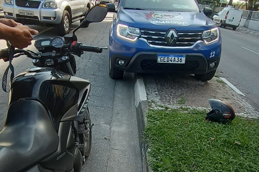 Motociclista que andava pela contramão na avenida da praia é detido em Santos