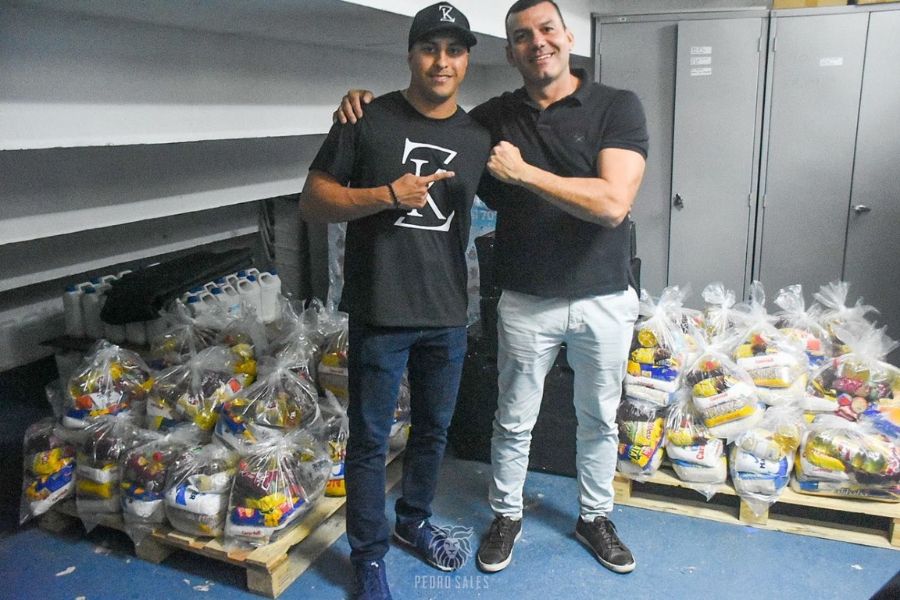 Ex-campeão mundial de boxe participa de entrega de cestas básicas em Guarujá