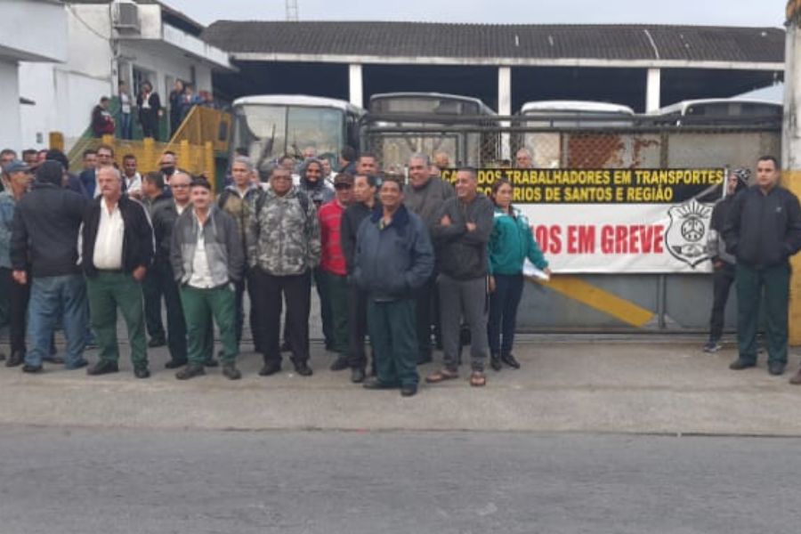 Motoristas de ônibus e funcionários entram em greve em São Vicente