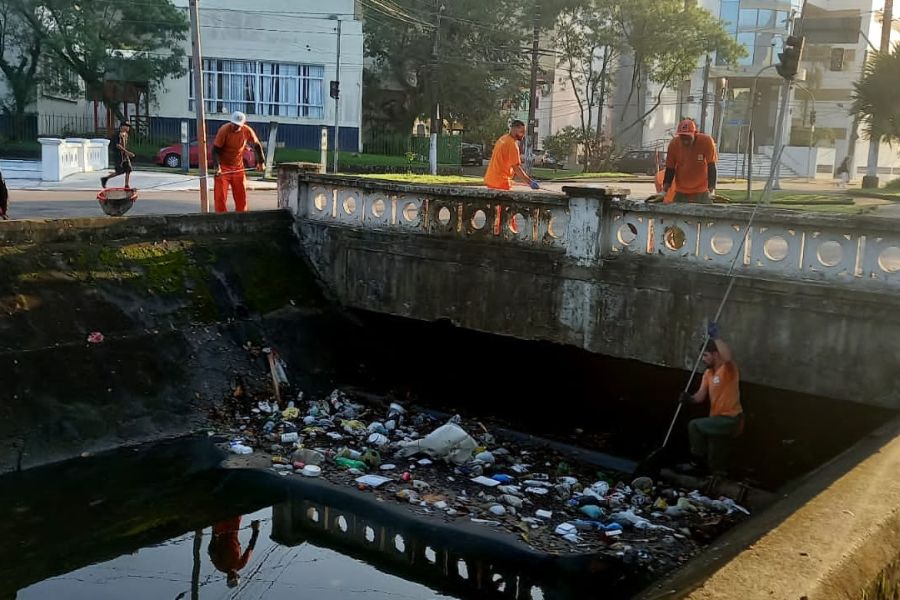 Trecho do Canal 3, em Santos, tem serviços de desassoreamento concluídos