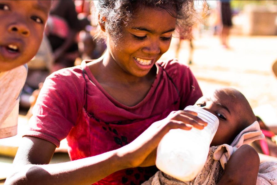 Autora lança livro em Santos e renda vai para projeto social em Madagascar - água para Madagascar