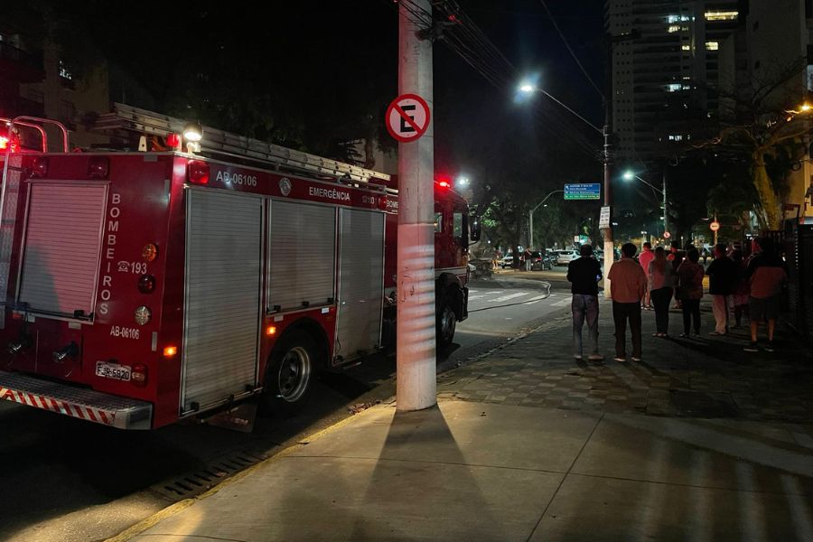 Carro fica destruído após pegar fogo em avenida da Ponta da Praia, em Santos