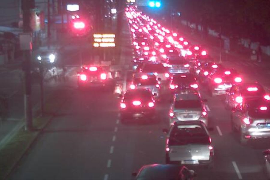 Travessia de balsas entre Santos e Guarujá tem mais de uma hora de espera