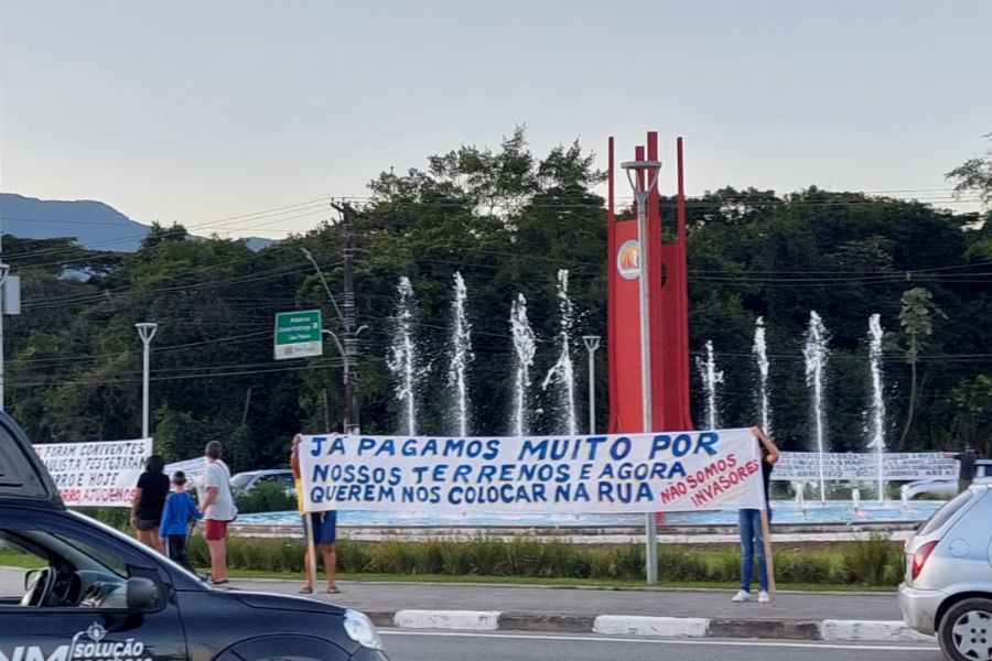 Moradores do bairro Jardim Paulista, em Bertioga, protestam contra despejos