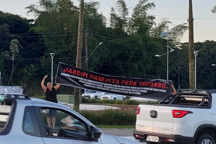 Moradores do bairro Jardim Paulista, em Bertioga, protestam contra despejos