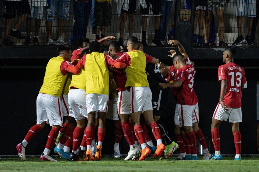 Legenda: SP - Braganca Paulista - 09/07/2022 - BRASILEIRO A 2022, BRAGANTINO X AVAI - Alerrandro jogador do Bragantino comemora seu gol durante partida contra o Avai no estadio Nabi Abi Chedid pelo campeonato Brasileiro A 2022. Foto: Diogo Reis/AGIF/Folhapress
Serviço/Categoria: Serviço Noticioso / Esporte, SNG Online / Esporte
Crédito: Agif/Folhapress
